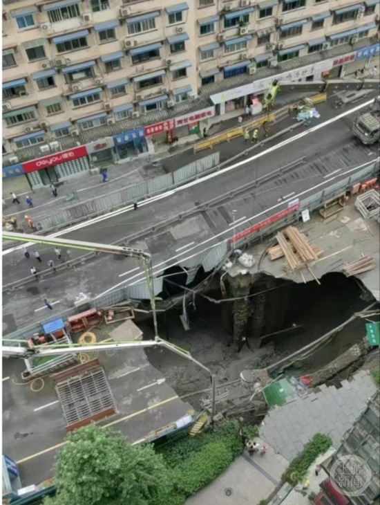 21日淩晨,成都在建地鐵站點因自來水管爆管致路面塌陷。 網絡圖