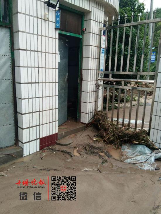洪水过后,校门口的门卫室