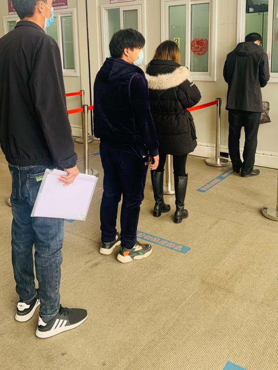 13日下午,北京朝阳医院,排队做核酸检测的只有寥寥数人。