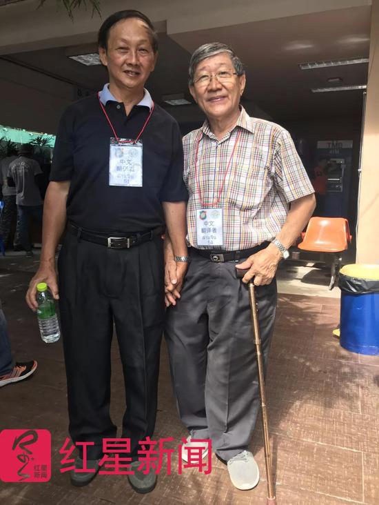 ▲70岁的徐发沅（右）赶来做中文翻译服务  图片来源：红星新闻