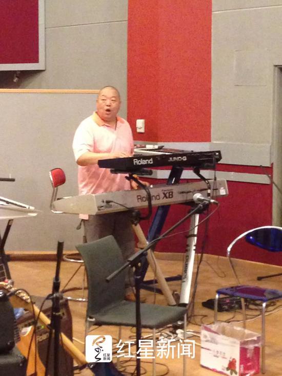  ▲2013年，臧天朔保释期间在工作室里排练  图片来源：红星新闻