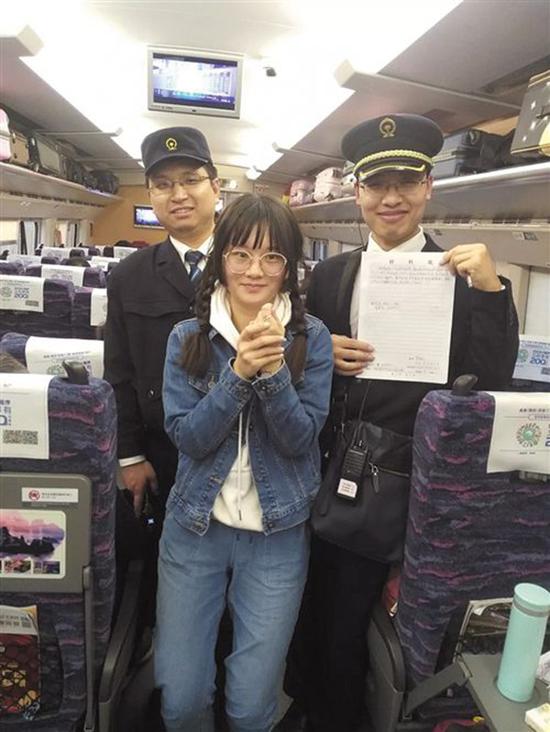 旅客展示失而复得的钻戒 南宁晚报 图