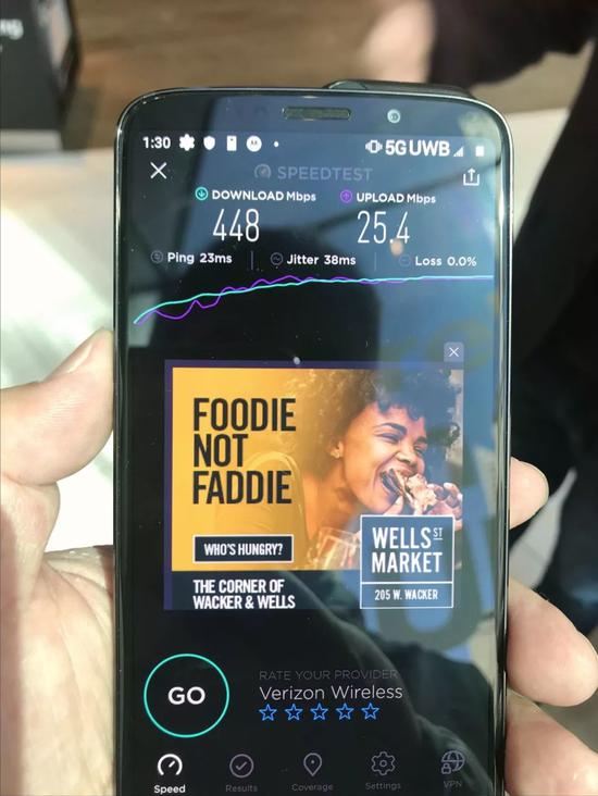 图为记者4月8日在一家威瑞森店内对5G手机进行网速测试。(新华社记者 汪平 摄)