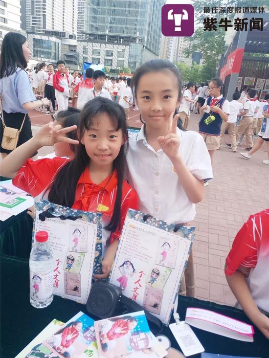  小Kimi（左）参加公益活动