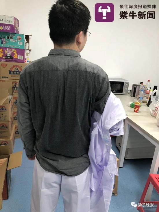 脱下防护服后湿透的后背