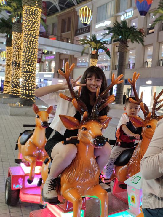 6月9日晚,段飞陪弟弟妹妹玩儿童乐园。