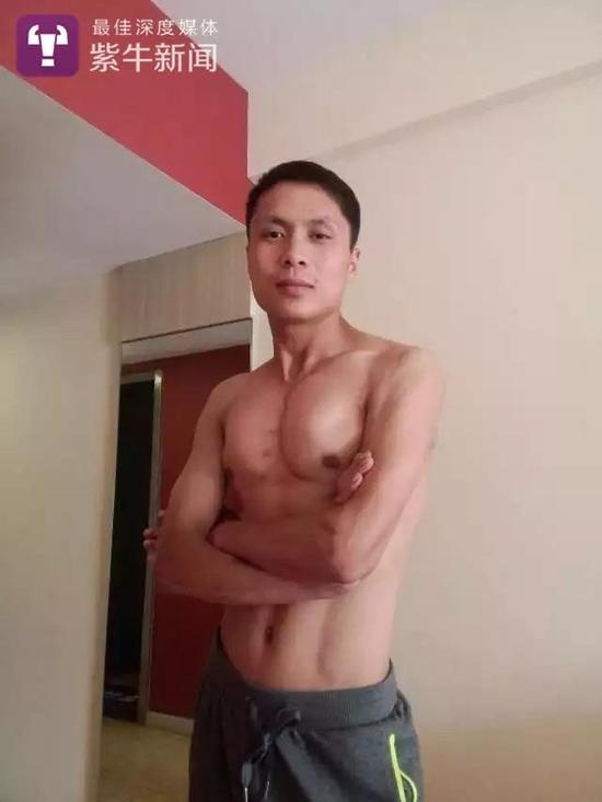 小伙怀揣“武侠梦”一路侧空翻上班 每分钟翻34个