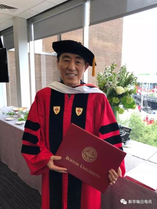 手持波士顿大学荣誉博士学位证书的张艺谋导演。摄影:新华每日电讯记者董丁