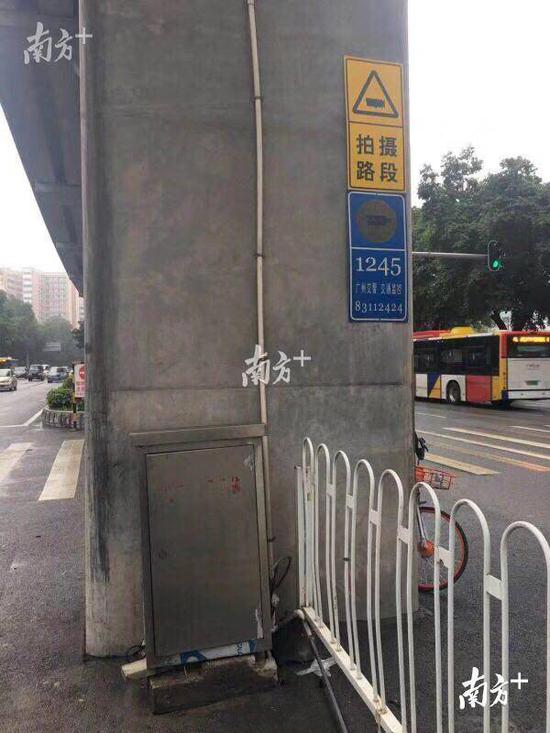 死者家属称在事故现场红绿灯附近发现一处设备,设备内部有六孔插线板和各种电线。受访者供图