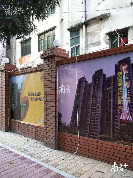 冼村围闭外墙上,电线从墙内延伸到墙外地面。