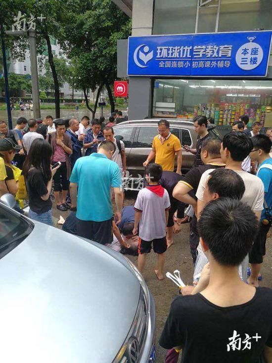 广州街头仍存各种电线隐患