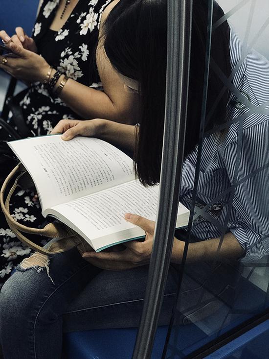 夜班车上读书人,她读《哈佛商学院人格魅力修炼课》。