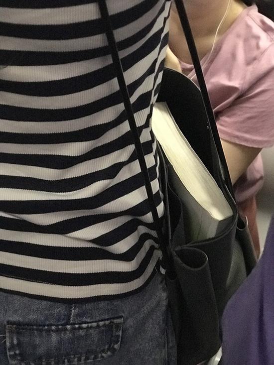她带了书上地铁，并没有拿出来看，但她心中有书。