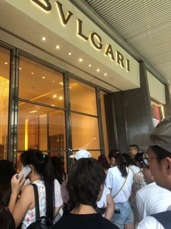 ▲排在伊斯坦布尔宝格丽店铺门前的队伍,其中有不少中国面孔(受访者供图)