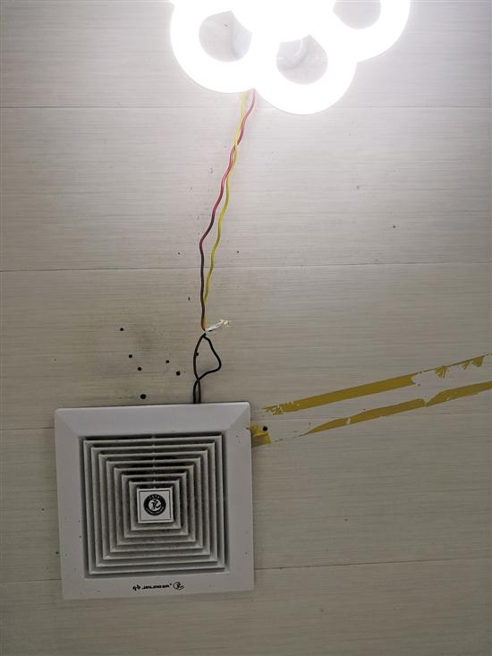 短租房乱象:公厕地址也能变房源 男生窗户通女生阳台