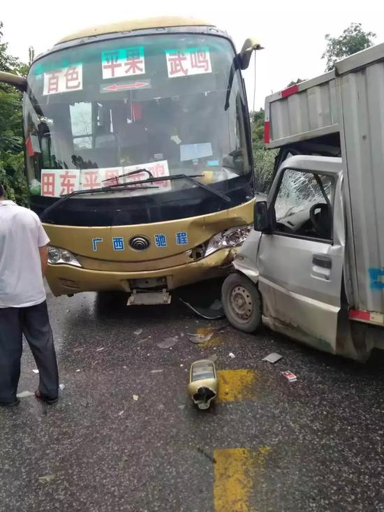 大货车冲入事故现场 交警辅警等3人被撞身亡(图)