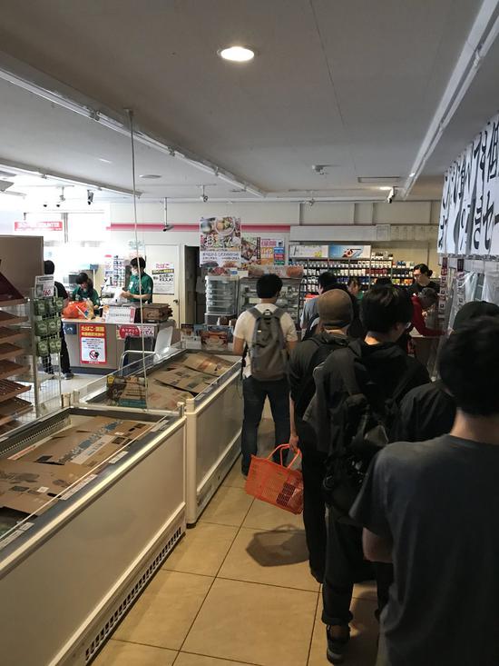 地震后,居民在超市排队买东西.(图片来源:推特)
