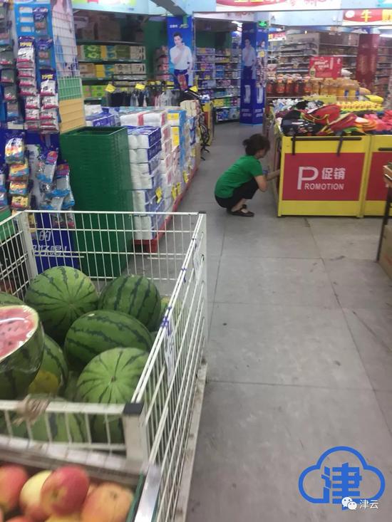 凯东超市内售卖西瓜的货架