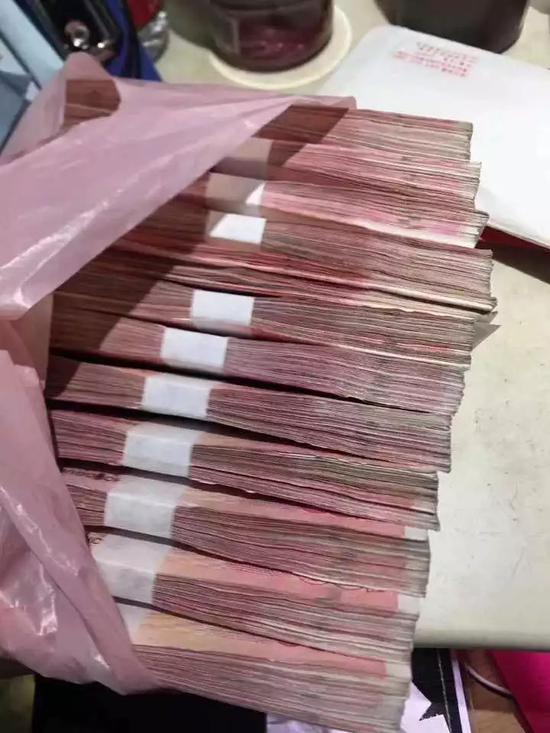 高铁现神秘密码箱 女子打开后惊呆：竟是成捆的钱