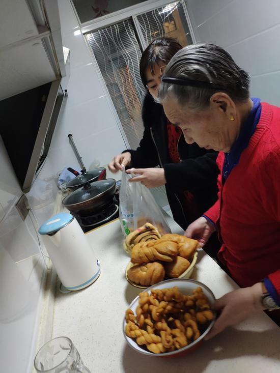 ?春节妈妈做了年馍准备给姥姥送去