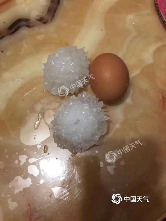  昨晚19时左右，北京通州区漷县出现鸡蛋大小的冰雹。