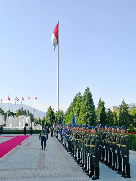 仪仗队在塔吉克斯坦总统府列队,等候两国元首检阅。远处高耸的旗杆位于总统府外的国旗公园,高165米,是杜尚别的地标建筑之一。新华社记者 霍小光 摄