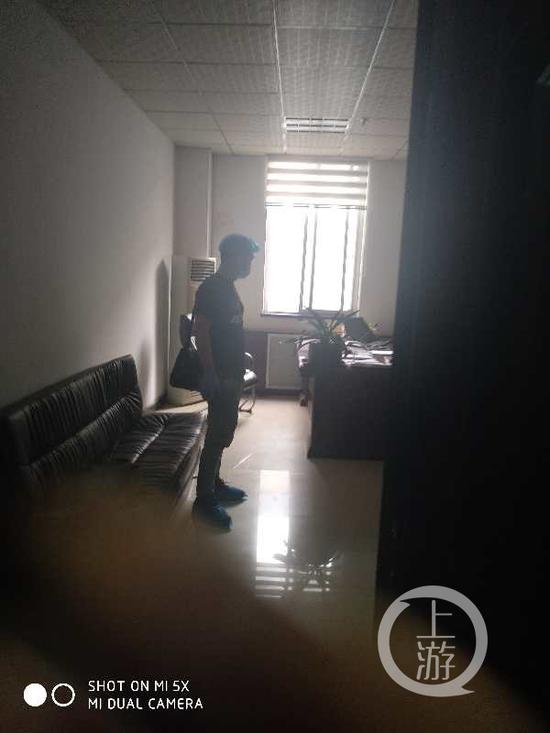 ▲死者妻子称,曹志伟是从法院院长办公室坠下的,但院长未正面回应。图片由死者家属提供
