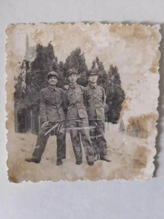 陈进德（最右）和战友的合照