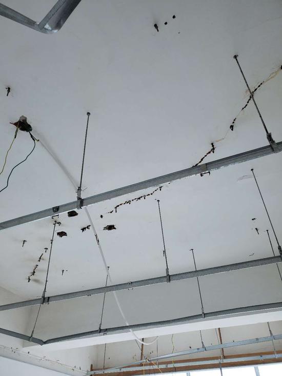 楼内开裂的天花板（中央广播电视总台央广记者 任梦岩 摄）