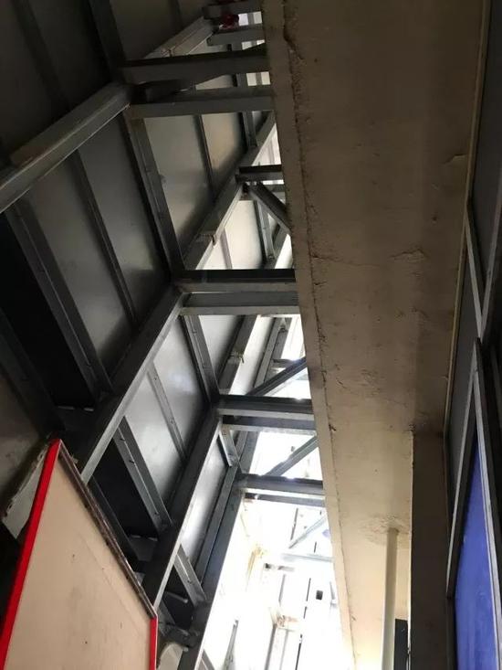窗户外搭建的钢架