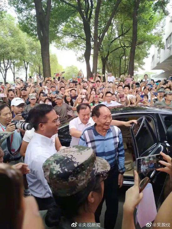 开学典礼上 袁隆平用八个字概括成功秘诀(含视频)
