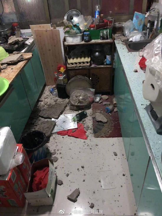 震后，有居民家中房屋砖石掉落。图片来源：中国地震台网官方微博