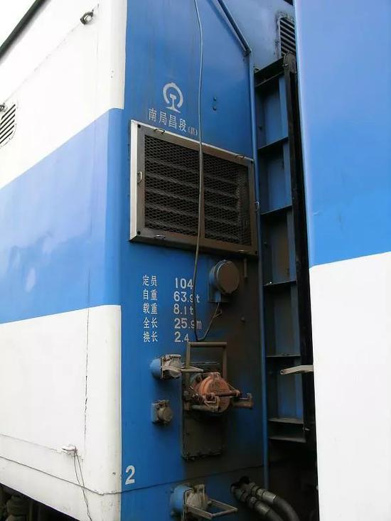 图为DMU型内燃双层动车组车端,标明了车辆配属及一系列技术参数
