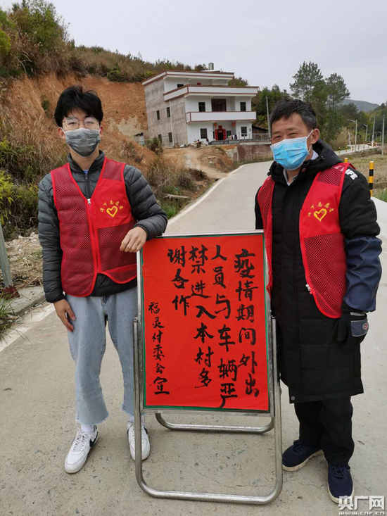 李聪（左一）在劝返点参加志愿服务