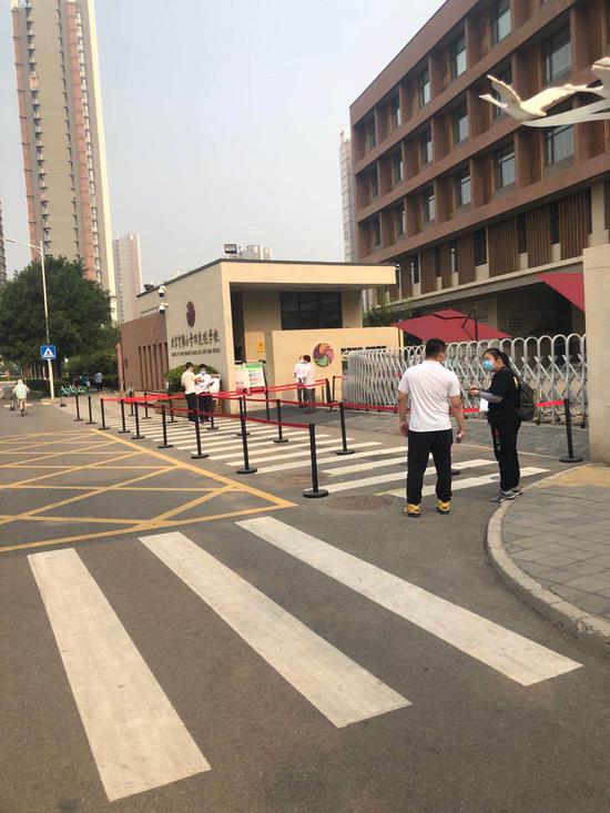 育翔小学回龙观学校,登记提前分时段预约,没有泛起家长早早期待列队的征象。