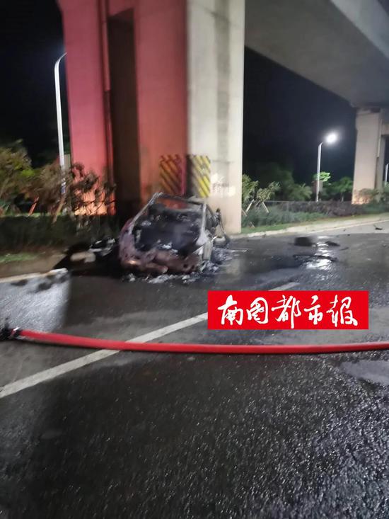 海口一小轿车撞击高铁桥墩后剧烈燃烧 致车内2人死亡