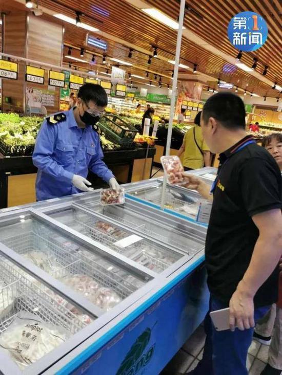 (图说:工作人员在西安鑫朱雀农贸批发市场检查冷冻食品 来源:陕西交通广播)
