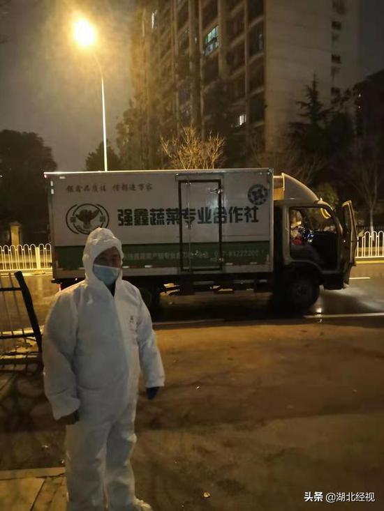 武汉封城时代,送菜至深夜的李志方。