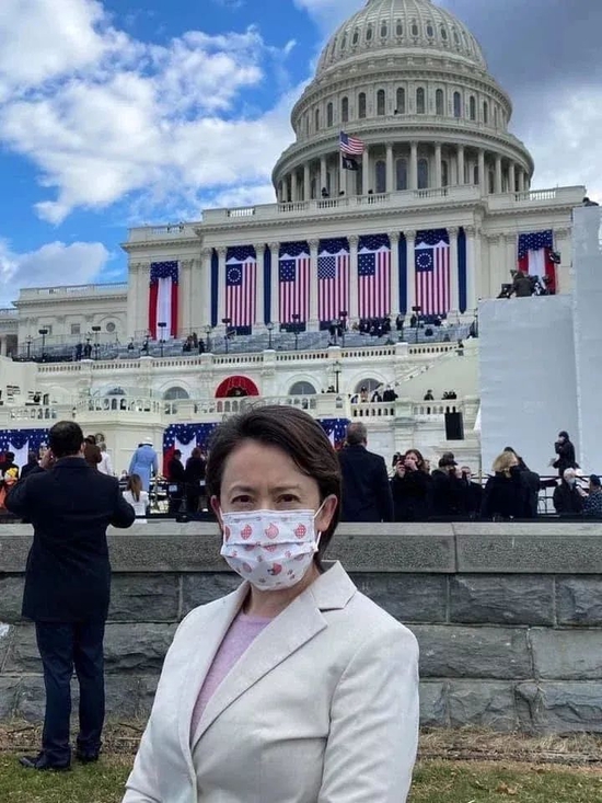 萧美琴出现在美国总统拜登就职典礼现场外围。图片来源:萧美琴“脸书”账号