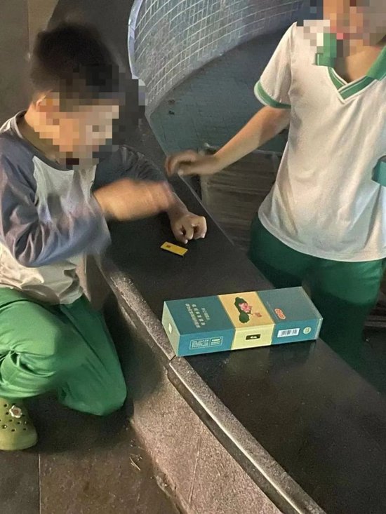 學生們在小區里玩「煙卡」遊戲。
