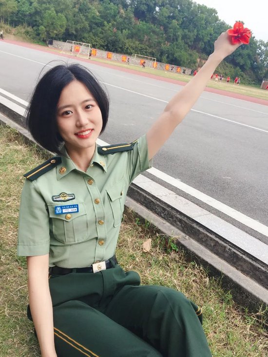 ·穿軍裝的錢瑩敏。