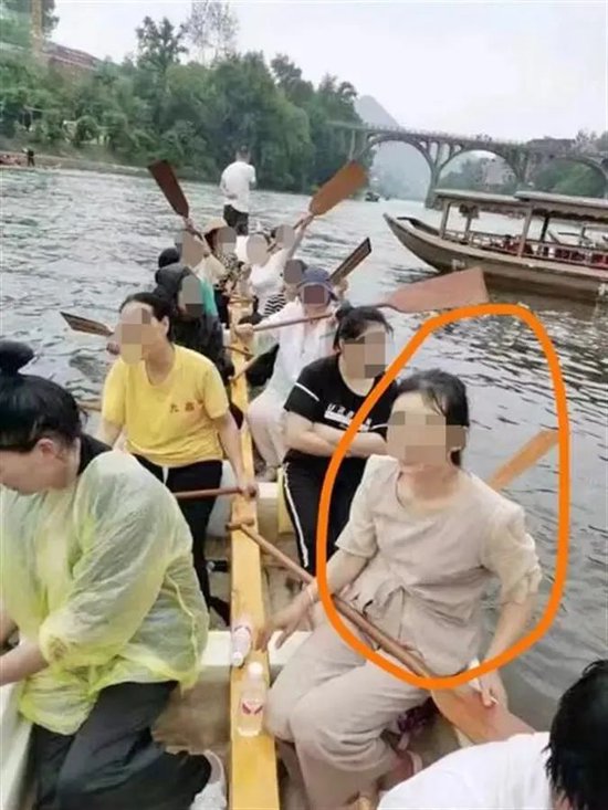 刘先生的妻子(红圈处,受访者供图)