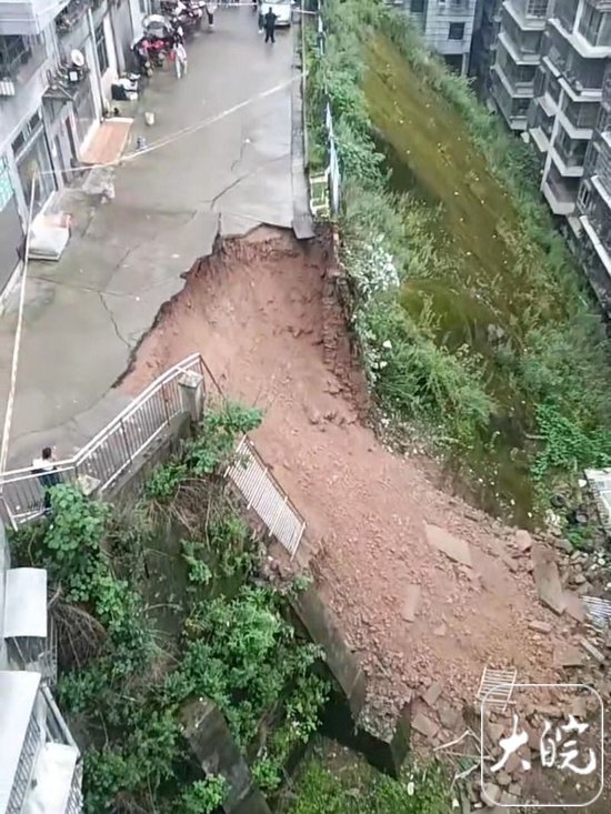 小區路面塌陷(影片截圖)