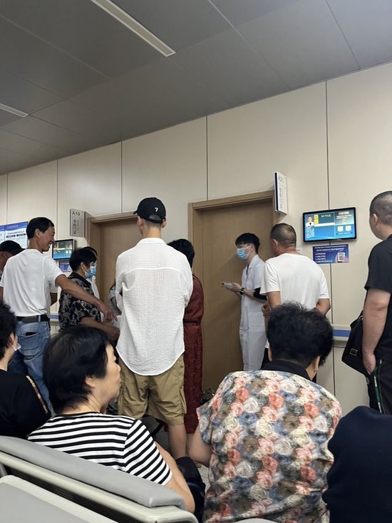 7月22號上午,周浩的門診門口擠滿了患者 楊書源 攝