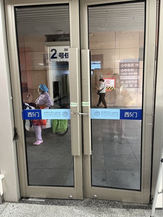 事發後,醫院門診樓許多次要通道被臨時關閉 楊書源 攝