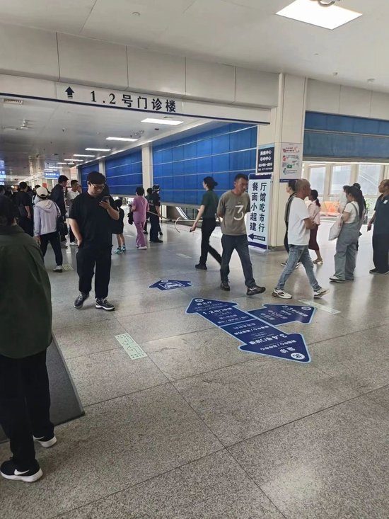 行兇者墜樓後,防火門簾被放下 受訪者供圖