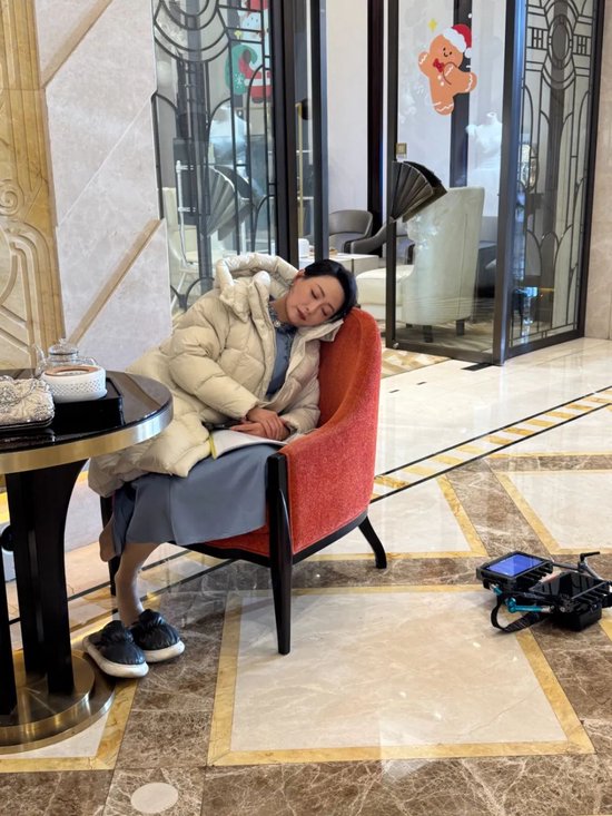 《閃婚》「頂天立地」拍攝中難得小憩片刻的鄔倩。 圖/受訪者提供