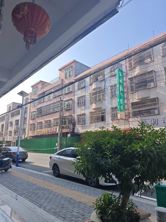 起火五金店被綠色柵欄圍檔。圖/九派新聞 黃家樑