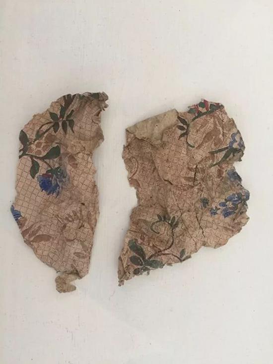 ▲在梵高故居发现有水彩画的碎纸片