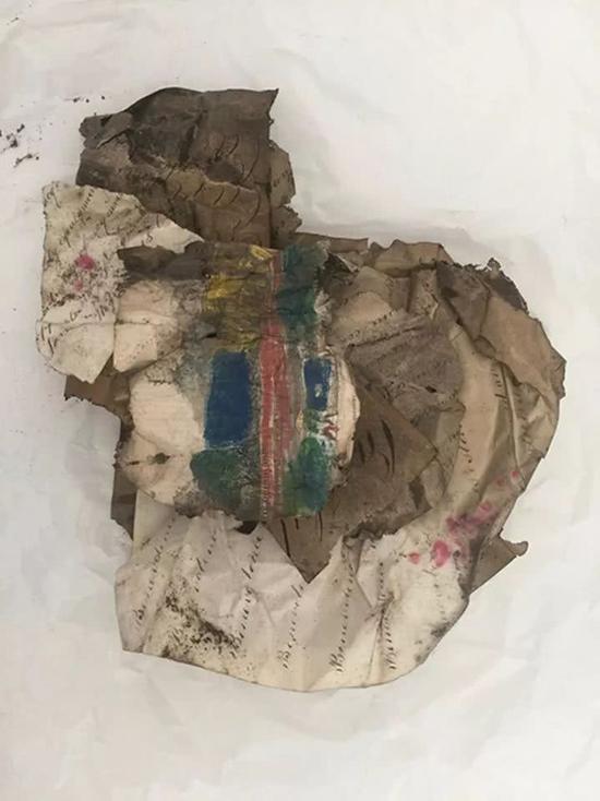 ▲在梵高故居发现的揉成一团的文件